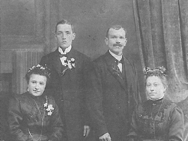 Schopflocher Skizzen von links: Christine, geb. Kugler und Johannes Adrion (aus Dürrenmettstetten) heirateten am 14. Mai 1914, Johann Georg Maier und Friederike, geb. Sailer heirateten am 4. / 8. Januar 1914
