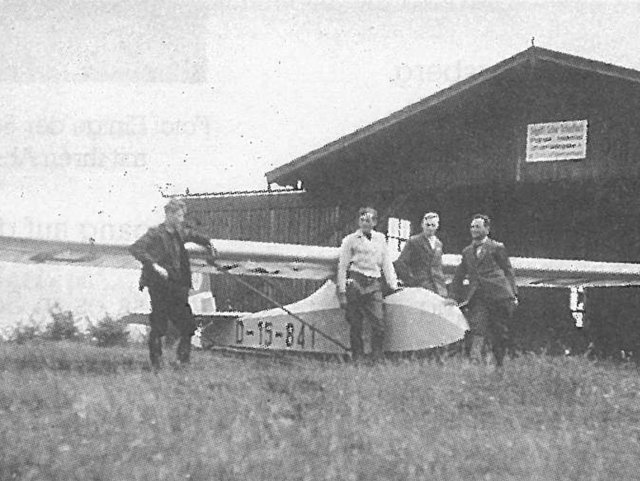 Schopflocher Skizzen mit dem Leistungsflugzeug vor der Halle am Rödelsberg