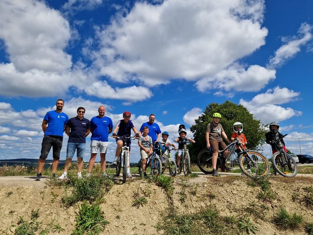 Kinder mit Fahrrädden auf dem Pumptrack